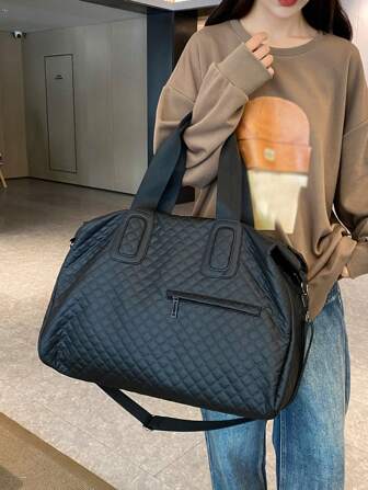 1pc Black Polyester Quilted Tote Bag, Padded Large Capacity Zipper Closure Travel Bag, Fashionable & Simple Design For Travel & Gym Overnight Bag Gym Bag Duffle Bag Weekend Bag Duffel Bag Carry On Bag College Bag Luggage Bags Weekender Bag Hospital Bag For Suitcase For Luggage Holiday Winter Bag For School School Accessories School Stuff