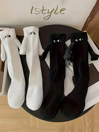 2双袜子，友谊袜，情侣袜。这是一套有趣的袜子。同款情侣款，小手带磁性，会自动牵手，适合节日送人