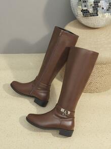 Ideal con pantalones cortos, botas de vaquera/caballero de longitud hasta la pantorrilla para mujeres de moda, color marrón, decoración con hebilla metálica, cremallera lateral, punta redonda, tacón grueso, botas versátiles hasta la rodilla, cómodas botas de invierno para damas, fiesta - Marrón - Ver 3