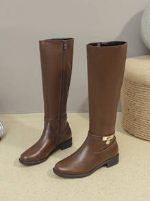 Ideal con pantalones cortos, botas de vaquera/caballero de longitud hasta la pantorrilla para mujeres de moda, color marrón, decoración con hebilla metálica, cremallera lateral, punta redonda, tacón grueso, botas versátiles hasta la rodilla, cómodas botas de invierno para damas, fiesta - Marrón - Ver 5