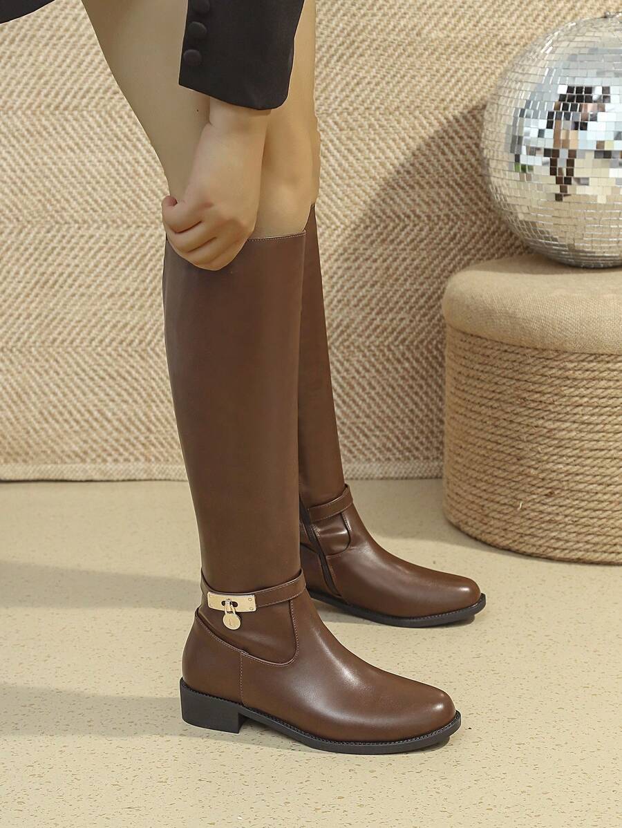 Ideal con pantalones cortos, botas de vaquera/caballero de longitud hasta la pantorrilla para mujeres de moda, color marrón, decoración con hebilla metálica, cremallera lateral, punta redonda, tacón grueso, botas versátiles hasta la rodilla, cómodas botas de invierno para damas, fiesta