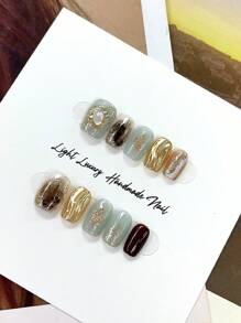 10 件手绘短方形轻奢复古美拉德风格假大理石指甲。棕色大理石和灰蓝色 & & 3D 水波纹，配以金色镜面粉末和珠光装饰和闪亮小片。适合女性和女孩日常使用、狂欢、EDM 音乐节、乡村音乐节和派对。随附 1 件果冻凝胶和 1 件 DIY 指甲锉。按压指甲美甲用品。 - 霧霾藍 - 查看 3