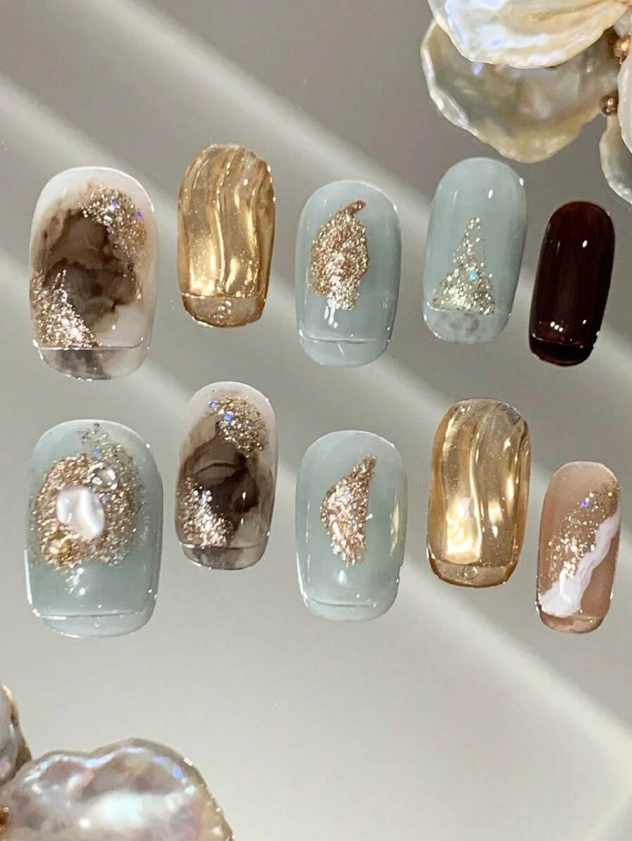 10 件手绘短方形轻奢复古美拉德风格假大理石指甲。棕色大理石和灰蓝色 & & 3D 水波纹，配以金色镜面粉末和珠光装饰和闪亮小片。适合女性和女孩日常使用、狂欢、EDM 音乐节、乡村音乐节和派对。随附 1 件果冻凝胶和 1 件 DIY 指甲锉。按压指甲美甲用品。 - 霧霾藍 - 查看 1