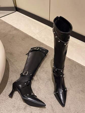 女式黑色尖头细高跟过膝靴，带腰带扣，后拉链，欧美风格铆钉高筒靴，2024 年秋季，性感
