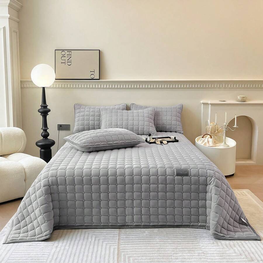 Luxury Velvet Quilt Set 230x250cm Oversized Bedspread Geometric Coverlet 3PCS/Set, Quilted Bedding Set,With 2 Matching Pillow Shams Lightweight Velvet Comforter Set, Oversized Bedspread Coverlet Quilted Bedding Set, With 2 Matching Pillow Shams, For All Season