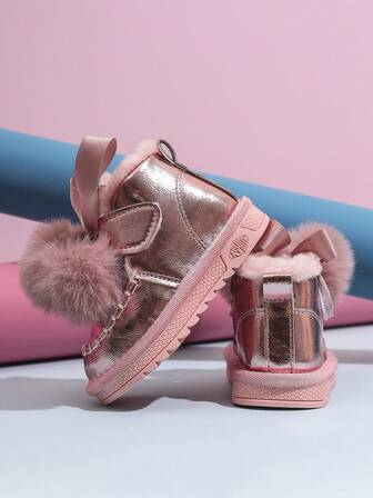 Ett par flickstövlar för barn, flickläder med plyschisolering, korta flickstövlar, vinterstövlar för studenter