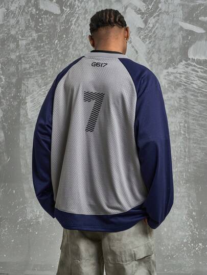 Maglietta varsity con stampa numerica e lettera, stile street americano oversize, maniche raglan, vestibilità ampia, patchwork blu navy e grigio