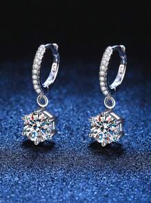 一对2克拉D色VVS净度GRA认证经典优雅奢华S925纯银镀铂金莫桑石六爪耳钉，主石每颗1克拉，璀璨夺目，适合订婚、婚礼、闺蜜礼物、婚礼派对、复古派对或日常佩戴，低过敏性S925银镶嵌，手工制作，时尚优雅设计，简约别致，完美适用于工作、宴会，是送给闺蜜的理想礼物。 - 耳環耳環 - 查看 2