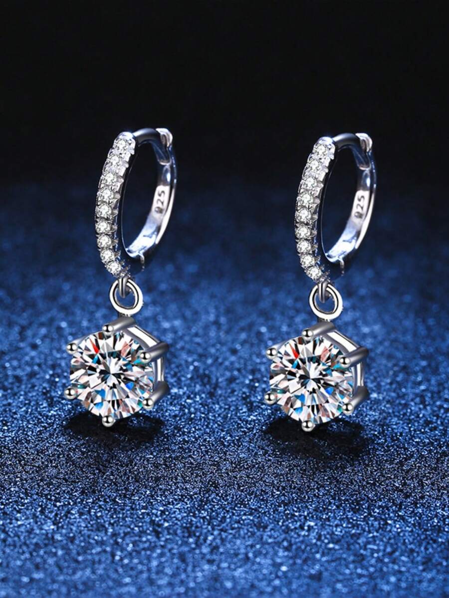 一对2克拉D色VVS净度GRA认证经典优雅奢华S925纯银镀铂金莫桑石六爪耳钉，主石每颗1克拉，璀璨夺目，适合订婚、婚礼、闺蜜礼物、婚礼派对、复古派对或日常佩戴，低过敏性S925银镶嵌，手工制作，时尚优雅设计，简约别致，完美适用于工作、宴会，是送给闺蜜的理想礼物。