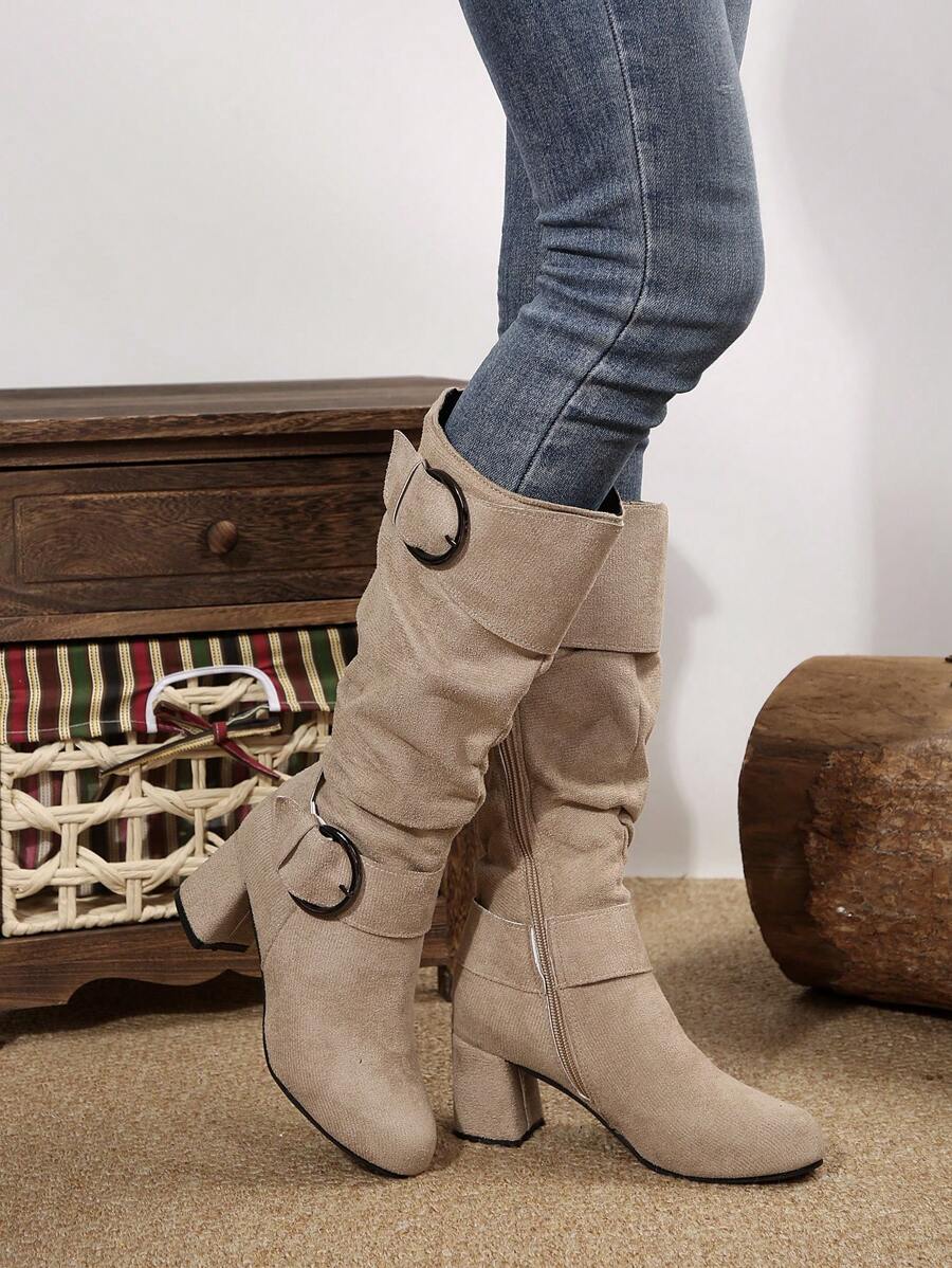 Bốt cao đến đầu gối, khóa cài xếp ly, gót nhọn, khóa kéo bên hông, phong cách Âu Mỹ, thu/đông 2025 dành cho nữ cỡ lớn
