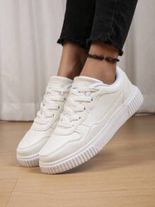 Baskets blancs polyvalents à bout rond. Chaussures de sport classiques à lacets à bout rond, dégradé de couleurs pour hommes. Chaussures de skate avec semelle épaisse amortissante, chaussures de fête, cadeaux pour les vacances et anniversaires, chaussures pour étudiants