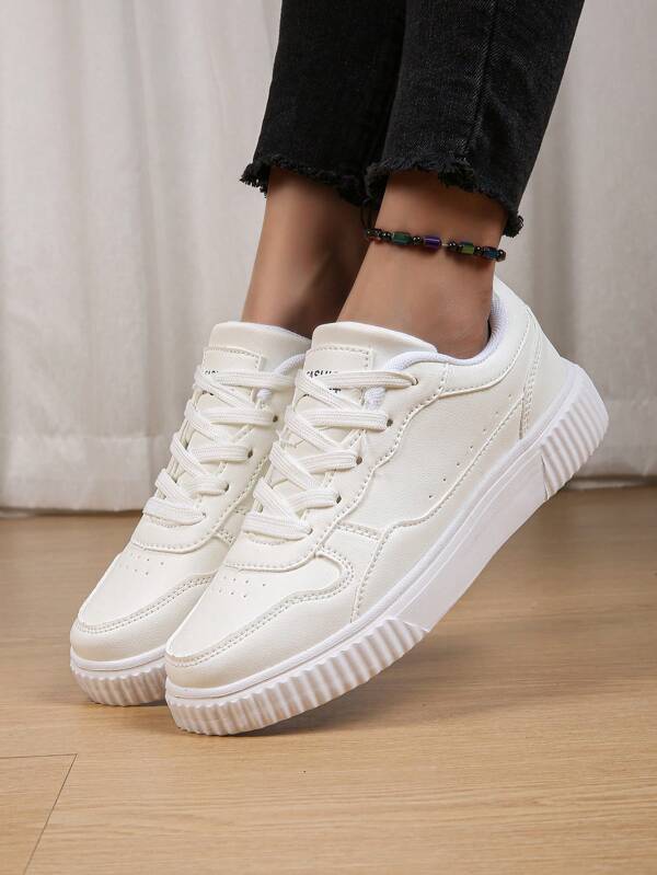 Baskets blancs polyvalents à bout rond. Chaussures de sport classiques à lacets à bout rond, dégradé de couleurs pour hommes. Chaussures de skate avec semelle épaisse amortissante, chaussures de fête, cadeaux pour les vacances et anniversaires, chaussures pour étudiants