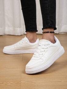 Baskets blancs polyvalents à bout rond. Chaussures de sport classiques à lacets à bout rond, dégradé de couleurs pour hommes. Chaussures de skate avec semelle épaisse amortissante, chaussures de fête, cadeaux pour les vacances et anniversaires, chaussures pour étudiants
