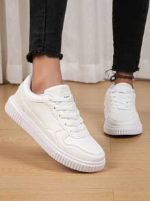 Baskets blancs polyvalents à bout rond. Chaussures de sport classiques à lacets à bout rond, dégradé de couleurs pour hommes. Chaussures de skate avec semelle épaisse amortissante, chaussures de fête, cadeaux pour les vacances et anniversaires, chaussures pour étudiants