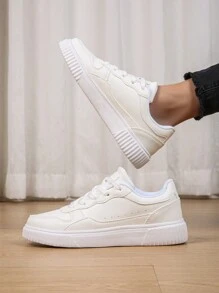 Baskets blancs polyvalents à bout rond. Chaussures de sport classiques à lacets à bout rond, dégradé de couleurs pour hommes. Chaussures de skate avec semelle épaisse amortissante, chaussures de fête, cadeaux pour les vacances et anniversaires, chaussures pour étudiants
