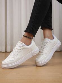 Baskets blancs polyvalents à bout rond. Chaussures de sport classiques à lacets à bout rond, dégradé de couleurs pour hommes. Chaussures de skate avec semelle épaisse amortissante, chaussures de fête, cadeaux pour les vacances et anniversaires, chaussures pour étudiants