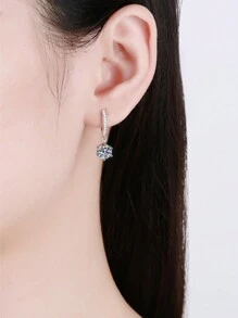 一对2克拉D色VVS净度GRA认证经典优雅奢华S925纯银镀铂金莫桑石六爪耳钉，主石每颗1克拉，璀璨夺目，适合订婚、婚礼、闺蜜礼物、婚礼派对、复古派对或日常佩戴，低过敏性S925银镶嵌，手工制作，时尚优雅设计，简约别致，完美适用于工作、宴会，是送给闺蜜的理想礼物。 - 耳環耳環 - 查看 3