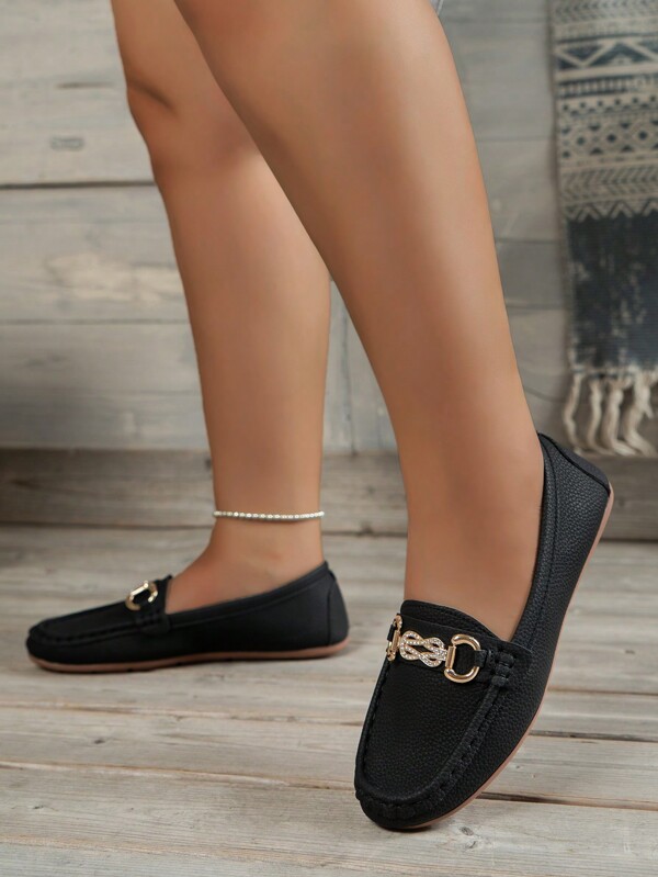 أحذية شقة واسعة سهلة الارتداء للسيدات، أحذية كاجوال مريحة للخارج، جلد خشن باللون الخاكي/الأسود، مزينة بسلسة وأبزيم، أحذية موكاسين براس مستدير