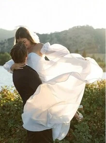 一件白色欧根纱新娘婚纱，泡泡袖，配200厘米拖尾披肩 - 彩色 - 查看 3