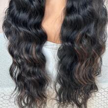 13*6 蕾丝前瑞士蕾丝波浪长发假发，32 英寸预拔中分自然黑蜜金色挑染合成假发，耐热派对日常佩戴全假发