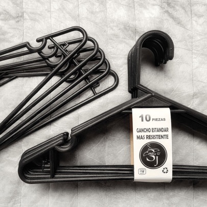 10 GANCHOS PARA COLGAR ROPA Gancho de plástico medida estándar para colgar blusas, playeras, camisas, disfraces, sacos, abrigos ligeros, sudaderas, suéteres, pijamas, conjuntos de ropa, chamarra ligera de mezclilla, pantalon de vestir, pantalón de mezclilla, leggins, mayones, faldas, vestidos, pans, blusa básica, organización de corbatas, bufandas.