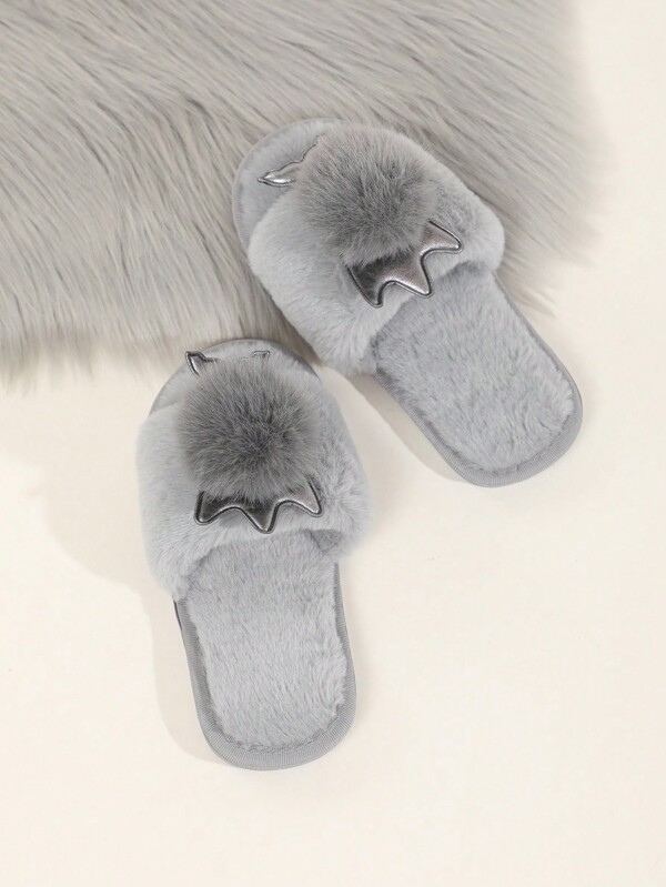 Chaussons gris décoratifs en fausse fourrure avec sangles confortables pour enfants. Convient pour le port intérieur et extérieur