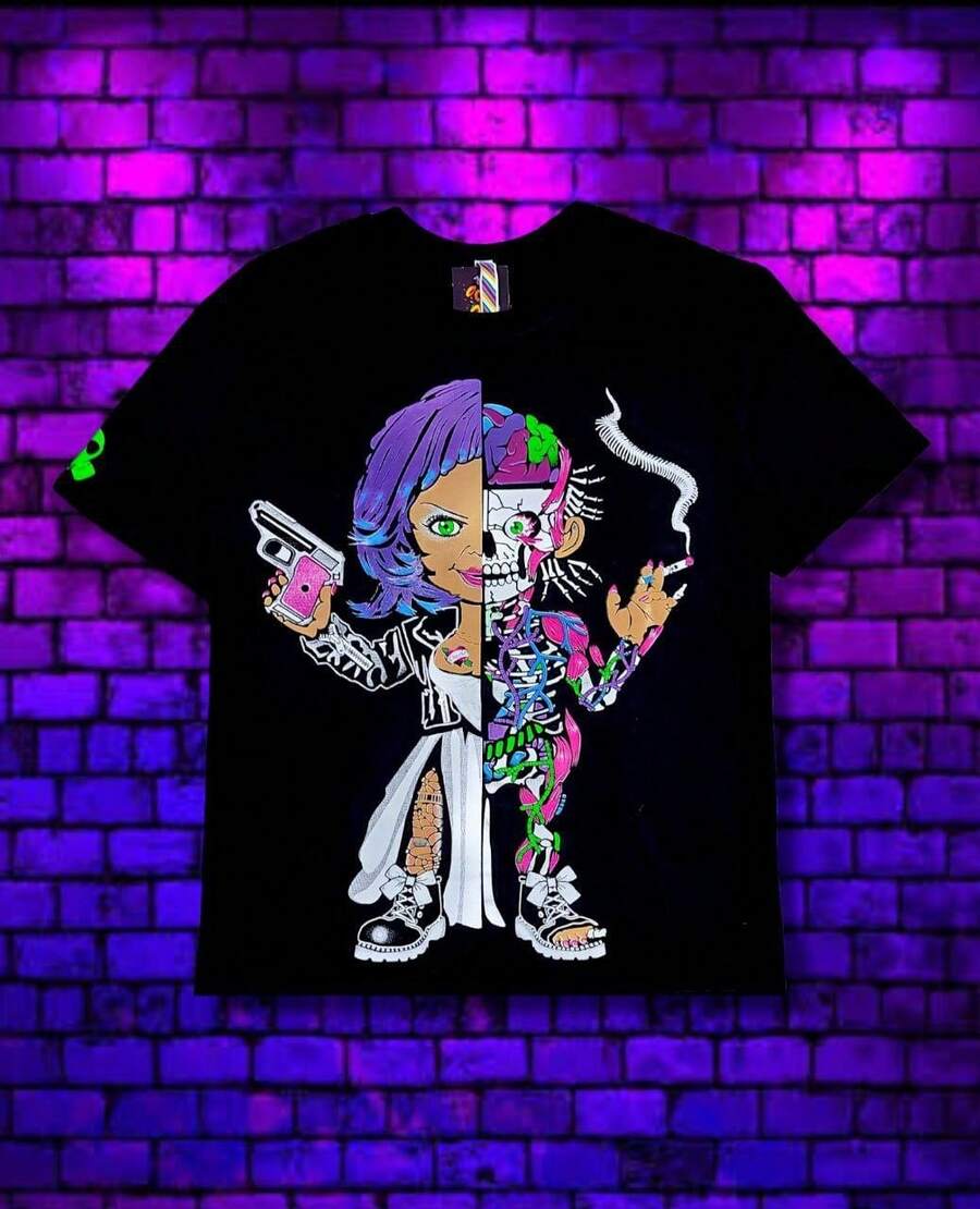 Playera estampado personaje novia de pelicula resplandece con luz Neón o negra para Halloween o día de muertos adulto unisex - Negro - Ver 1