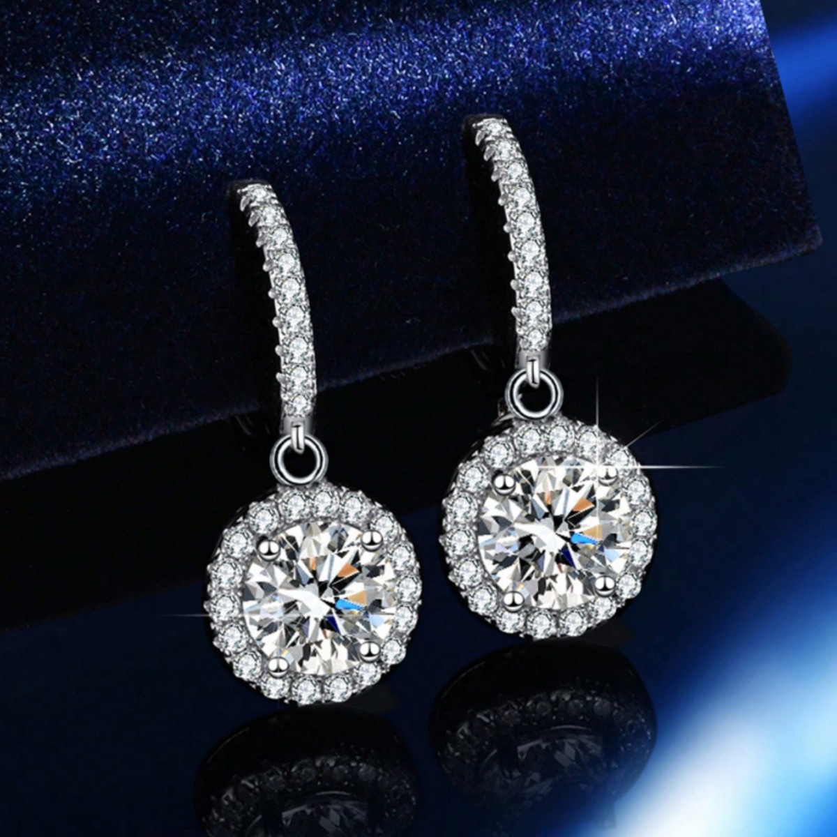 1 Pair 2 Carat D Color VVS Moissanite Earrings With GRA Certificate, Classic Fashion Luxury Elegant S925 Sterling Silver Plated White Gold Geometric Round Halo Stud Earrings, Main Stone 1 Carat Per Ear, 2 Carats Total, Strong Fire And Brilliant Sparkle, Suitable For Women Engagement, Wedding, Brides