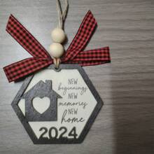 Holzhängedekoration Hausschlüssel für das Jahr 2025, neue Heim Umzugsdekoration, Hausschlüssel Ornament, Tisch- und Wanddekoration, geeignet für Zuhause, Party, Hochzeit, Garten, Baumschmuck, perfektes Einweihungsgeschenk, Urlaubsgeschenk, Gedenkgeschenk