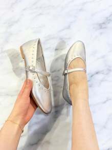 RevReaL Damskie Jasnokolorowe Okrągłe Noski Płaskie Buty Z Nitami - Klasyczne Płaskie Buty Mary Jane (Dekoracja Srebrną Klamrą)