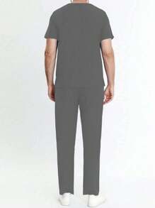 2 件男士护士制服套装，包括带侧袋的短袖 V 领 T 恤和常规踝长裤，男士专业工作服