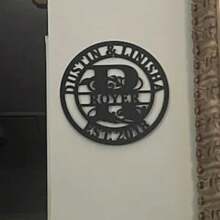 1 件个性化姓氏金属标牌 - 定制姓氏首字母组合、门挂、乔迁、婚礼、周年纪念礼物 - 黑色 - 查看 6