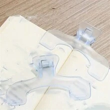 4 kẹp sách bằng nhựa cao cấp có đường kẻ hẹp - Giá đựng tài liệu trong suốt cho học sinh, kẹp học tập để viết đẹp, thiết kế không có lông vũ - Lý tưởng cho lứa tuổi từ 14 trở lên - Phụ kiện văn phòng phẩm đạt giải thưởng - nhiều màu - Xem 4