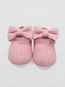 1双可爱蝴蝶结装饰舒适平底鞋，适合幼儿