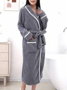 1 pièce Peignoir avec bordure contrastée à ourlet étendu, vêtement d'intérieur décontracté pour tous les jours, mariage d'été, salle de bain, décoration de retour à l'école - Gris pâle - Voir 4