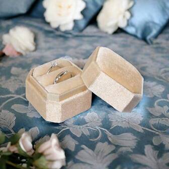 1 fluwelen ringdoosje van 5*4,5*4,5 cm voor koppels, wit/roze ringdoosje voor verlovingsringen, zeshoekige fluwelen opbergdoos voor huwelijkssieraden, vintage achthoekig dubbel ringdoosje voor strass-ringen en oorbellen, geschikt voor het opbergen van ringen en oorbellen, geschikt voor aanzoek, bruiloft, cadeau geven, jubileum aan echtgenote. Kan ook gebruikt worden voor reizen. Terug naar school
