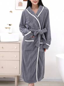 1 pièce Peignoir avec bordure contrastée à ourlet étendu, vêtement d'intérieur décontracté pour tous les jours, mariage d'été, salle de bain, décoration de retour à l'école - Gris pâle - Voir 6
