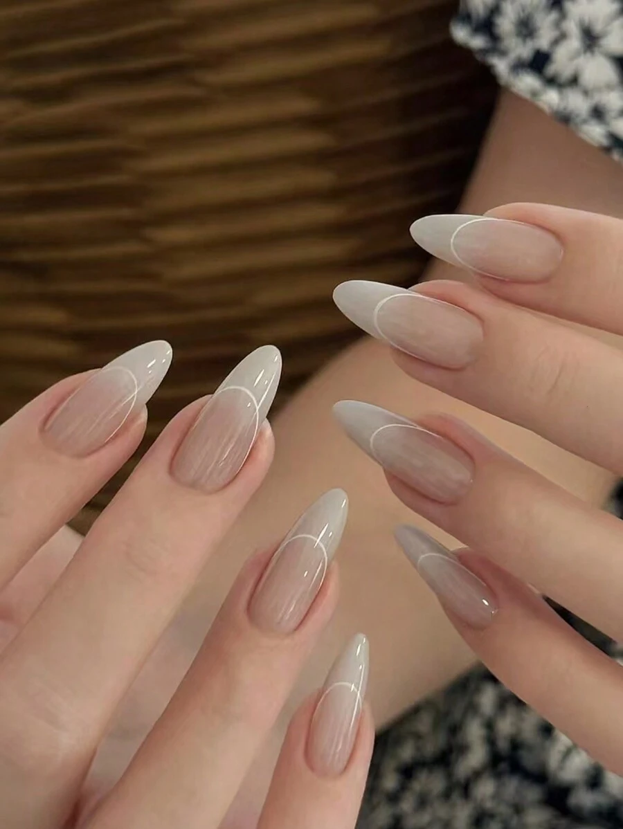 Bộ 30 móng tay giả acrylic hình tròn màu nude, móng tay giả sọc ombre kiểu Pháp, thích hợp cho bé gái và phụ nữ mặc hàng ngày khi đi làm, tặng kèm 1 băng dính hai mặt và 1 dũa móng tay, dụng cụ làm móng