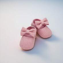 1双可爱蝴蝶结装饰舒适平底鞋，适合幼儿