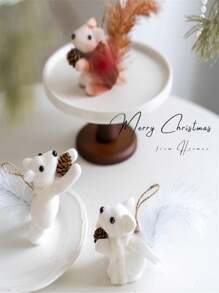 1 Stück Schaum Flockenmaterial Niedlicher simulierter Eichhörnchen Anhänger Innen- und Außenweihnachtsbaum Dekoration Anhänger Weiß Braun Eichhörnchen Anhänger Weihnachtstier Kreative Dekoration Anhänger (Teil des Schweifes ist mit kleinen Schneeflocken dekoriert)