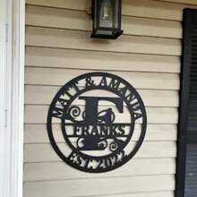 1 件个性化姓氏金属标牌 - 定制姓氏首字母组合、门挂、乔迁、婚礼、周年纪念礼物 - 黑色 - 查看 4