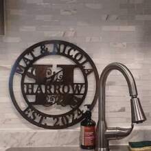 1 件个性化姓氏金属标牌 - 定制姓氏首字母组合、门挂、乔迁、婚礼、周年纪念礼物 - 黑色 - 查看 9