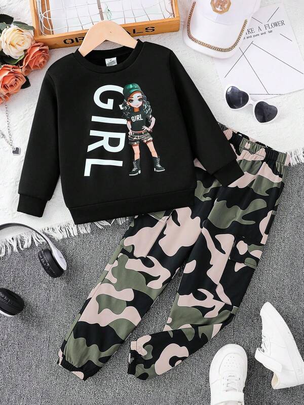 2 件套女童时尚新款春秋装套装 - 字母与卡通人物印花长袖圆领运动衫 + 迷彩松紧腰慢跑裤，舒适可爱运动休闲儿童服装，适合户外和街头穿着