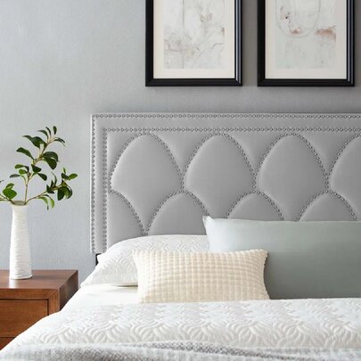 Cabecera para cama tapizada en terciopelo italiano, con decoracion de tachuelas cromadas
