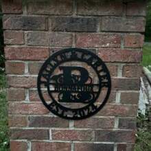 1 件个性化姓氏金属标牌 - 定制姓氏首字母组合、门挂、乔迁、婚礼、周年纪念礼物 - 黑色 - 查看 5