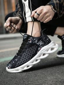 男士个性龙鳞拼布随机印花系带运动鞋，街头嘻哈风格不对称鞋底针织网眼缓震透气运动跑步休闲鞋 - 黑色 - 查看 9