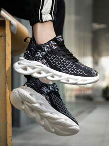 男士个性龙鳞拼布随机印花系带运动鞋，街头嘻哈风格不对称鞋底针织网眼缓震透气运动跑步休闲鞋 - 黑色 - 查看 10