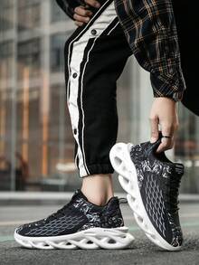 男士个性龙鳞拼布随机印花系带运动鞋，街头嘻哈风格不对称鞋底针织网眼缓震透气运动跑步休闲鞋 - 黑色 - 查看 6