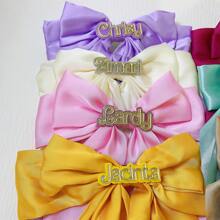 Kẹp tóc nơ tên Acrylic tùy chỉnh, Kẹp tóc tên cá nhân hóa cho phụ nữ, Quà tặng cho Lễ Tạ ơn & Giáng sinh, Phụ kiện tóc cưới, Màu sắc tươi sáng mùa xuân hè, Dễ thương, Đáng yêu, Nhiều màu sắc, Y2K, Phong cách, Unisex, Thường ngày, Hipster, Tùy chỉnh, Cá nhân hóa, Độc đáo, Tùy chỉnh, Quà tặng lý tưởng cho anh ấy, Quà tặng lý tưởng cho cô ấy, Bạn trai, Bạn gái, Gia đình, Bạn bè, Ông bà, Trẻ em, Cô ấy, Cho ngày kỷ niệm, Cho sinh nhật, Cho đám cưới, Cho lễ tốt nghiệp, Cho tân gia - bạc - Xem 7