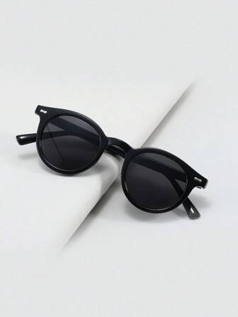 משקפי שמש עגולים אופנתיים חדשים לגברים, משקפי שמש מזדמנים לחוץ, אביזרי חוף, משקפי שמש, מראה סגנון רחוב וחליפה לז'קט סווטשירט קפוצ'ון, מכנסי עור ומכנסי מטען לחופשת חוף בקיץ, חוץ, טיולים